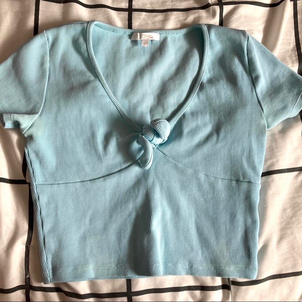 Light blue tied crop top - Picture 2 of 3